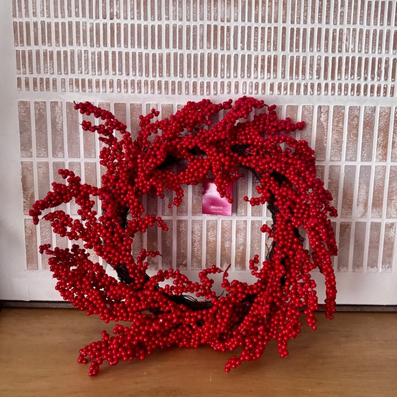 NWT Festive Red Berry Holiday Wreath - Picture 3 of 6
